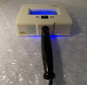 T221 UV LIGHT WITH MAGNIFIER 4 UV BULBS Optometry/Ophthalmology (LAM-1542)